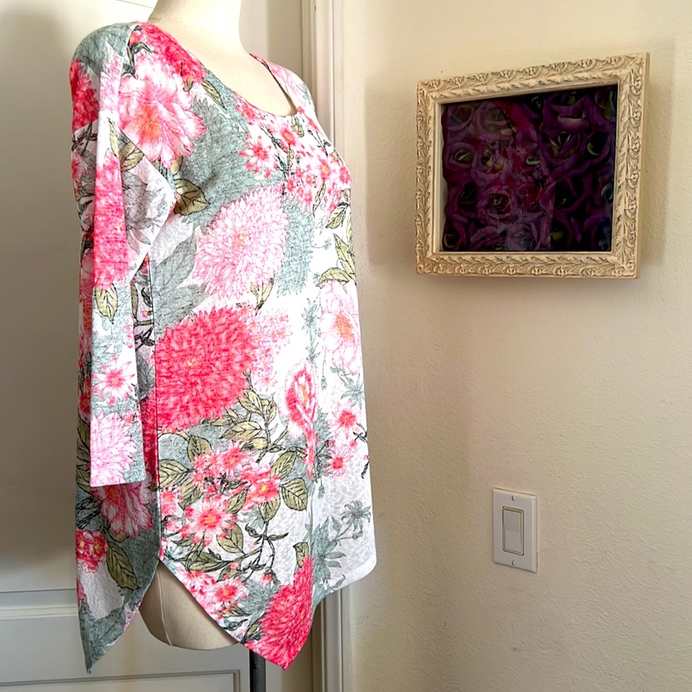 Floral Top~Asymmetrical / Bobeau - Picture 2 of 7